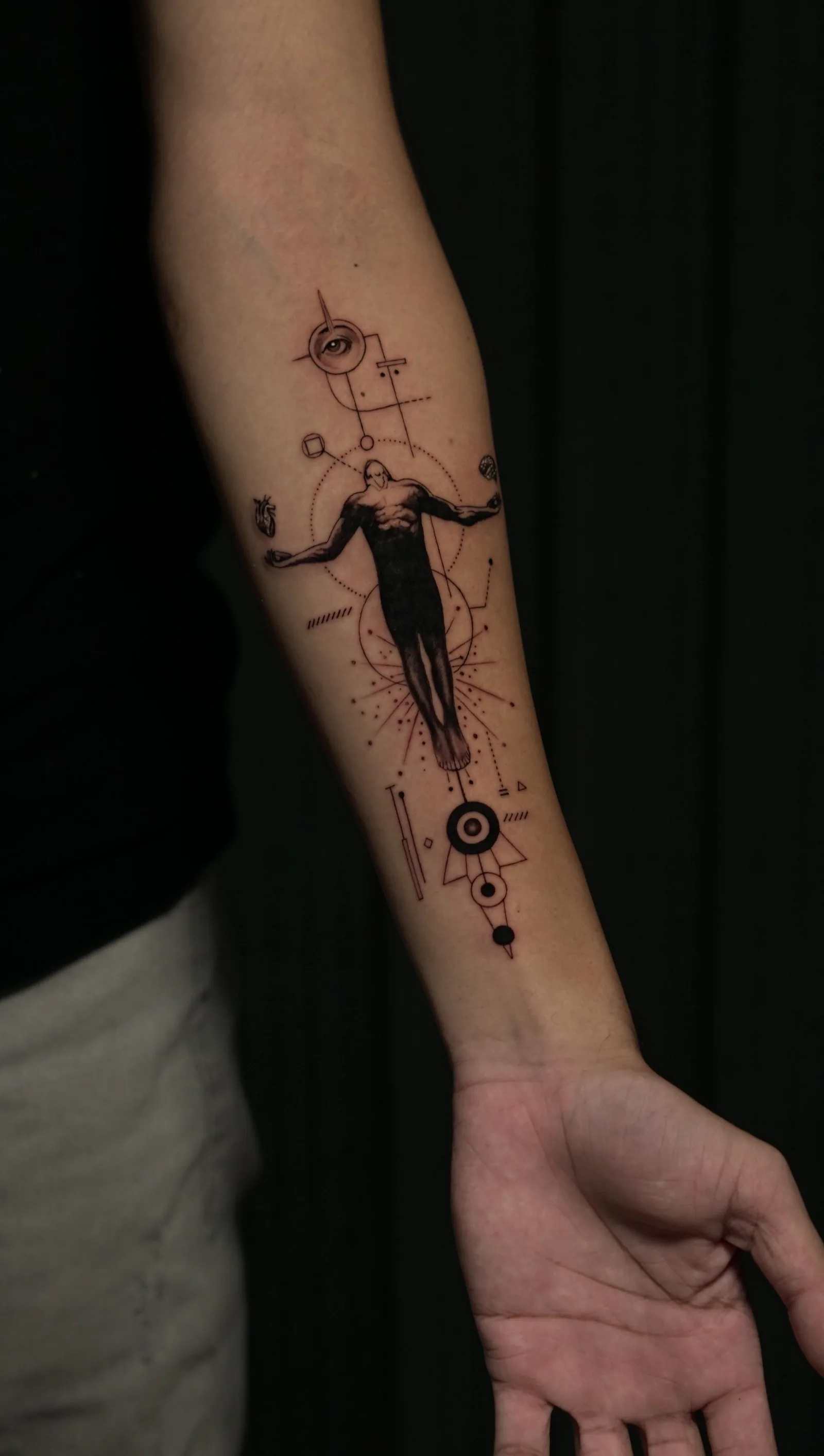 Figure with circles and dots on a forearm